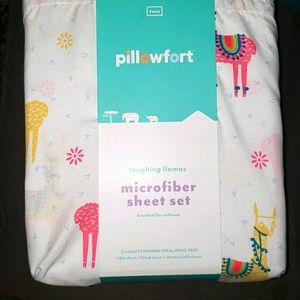 Pillowfort twin sheet set